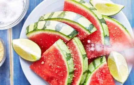 婚庆奇葩吃瓜,一场别开生面的婚礼闹剧