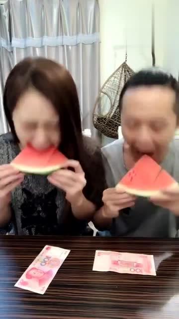 夫妻吃瓜的视频,甜蜜互动引网友热议