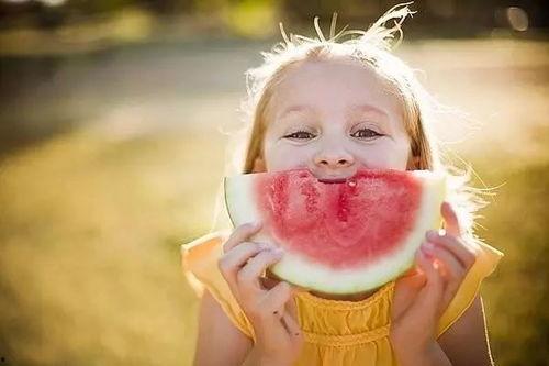 婴儿吃瓜卡住,紧急应对与预防措施揭秘