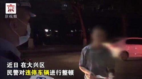 民警抓人吃瓜群众,吃瓜群众围观成风景