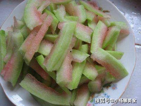 福建女子吃瓜,瓜中藏宝引网友热议