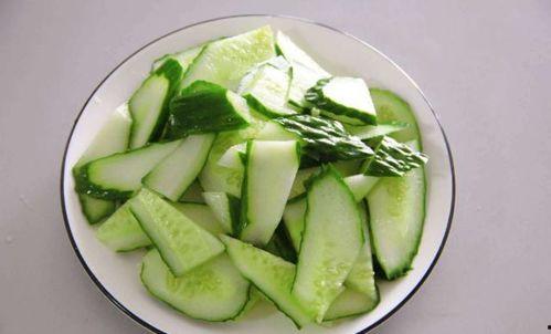 福建女子吃瓜,瓜中藏宝引网友热议