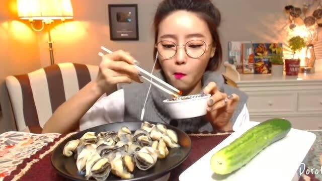 阿姨吃绿色的瓜,阿姨的夏日美味选择