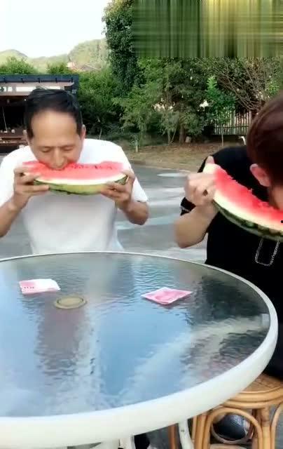 小扬爸爸吃瓜,小扬爸爸的瓜田奇遇记