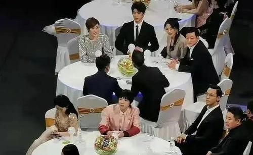 台上表演吃瓜  第3张